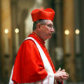 Cardenal acusado de encubrir escándalo de abusos sexuales ayudará a cerrar el ataúd del papa Francisco
