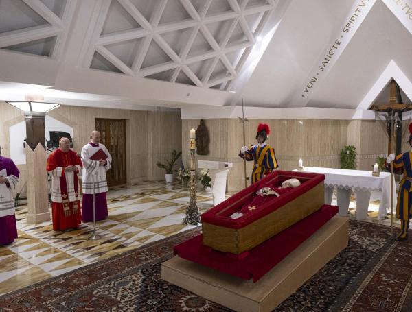 Vaticano revela las primeras imágenes del cuerpo del papa Francisco dentro de su féretro