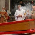 El Vaticano cierra duelo Papal el 4 de mayo y convocará al Cónclave