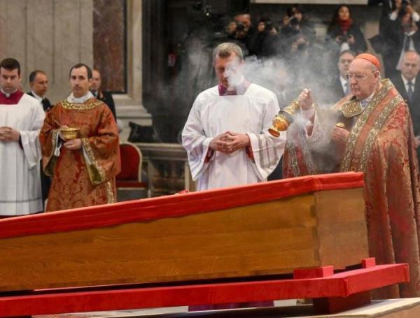 El Vaticano cierra duelo Papal el 4 de mayo y convocará al Cónclave