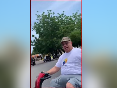 Argenis Carruyo es visto en Maracaibo a bordo de un scooter eléctrico