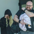 Britney Spears llega a México con un muñeco envuelto como si fuera un bebé