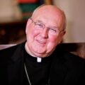 Cardenal estadounidense Kevin Farrell se desempeñará como Papa interino