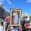Dominando el inclemente sol y calor, un “río humano” se “desbordó” en la 5 de Julio: Procesión de Jesús de la Misericordia