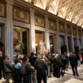 Cientos de personas visitan la tumba del papa Francisco este domingo 27-Abr