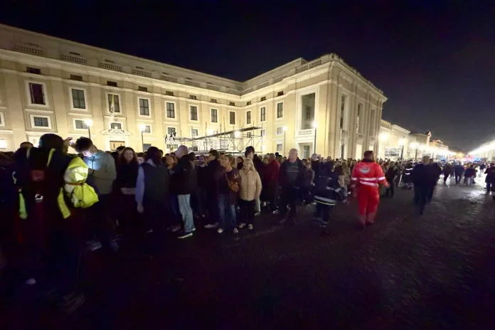 Miles de fieles hacen fila para despedir al papa Francisco pasada la medianoche en Roma