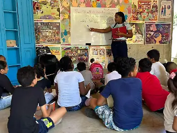 Maestros dan clases a niños migrantes venezolanos varados en el sur de México