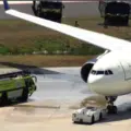 Evacúan avión de la aerolínea Delta por incendio en Orlando, EEUU