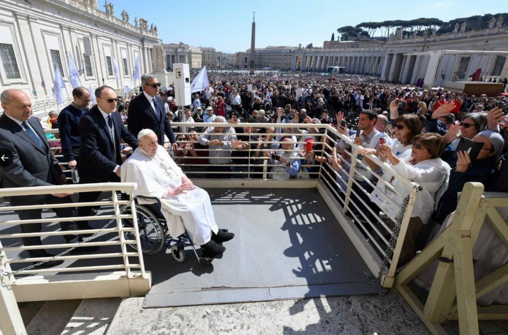 El Papa Francisco se presenta ante los fieles en el Vaticano por sorpresa: "Viva el papa" gritaron