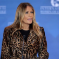 Melania Trump deslumbra con diseño venezolano en ceremonia de premios