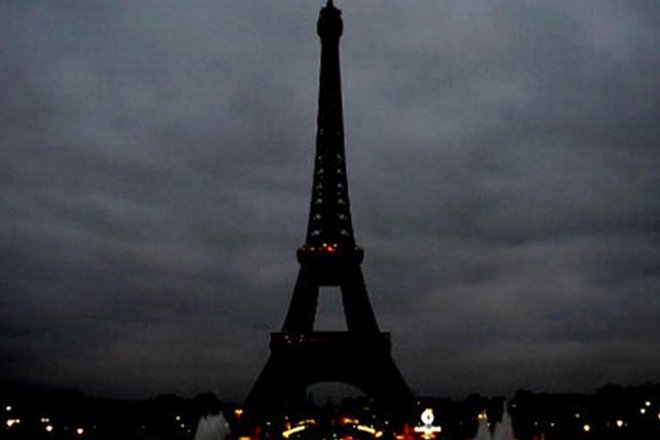 Se apagó la torre Eiffel en señal de duelo por la muerte del papa Francisco