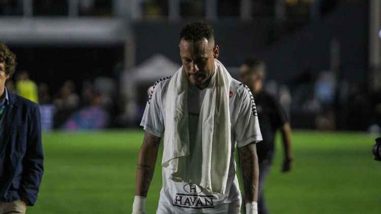 Neymar volvió a lesionarse en el Santos y continúa su pesadilla