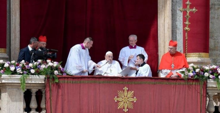 Papa Francisco aparece en la fachada de la basílica de San Pedro en la bendición Urbi et Orbi: 
