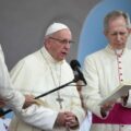 Iglesias zulianas lloran al Papa Francisco con bandera a media asta