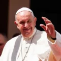 Repican 88 veces miles de campanas de templos católicos del universo y mandatarios del mundo expresan su pesar