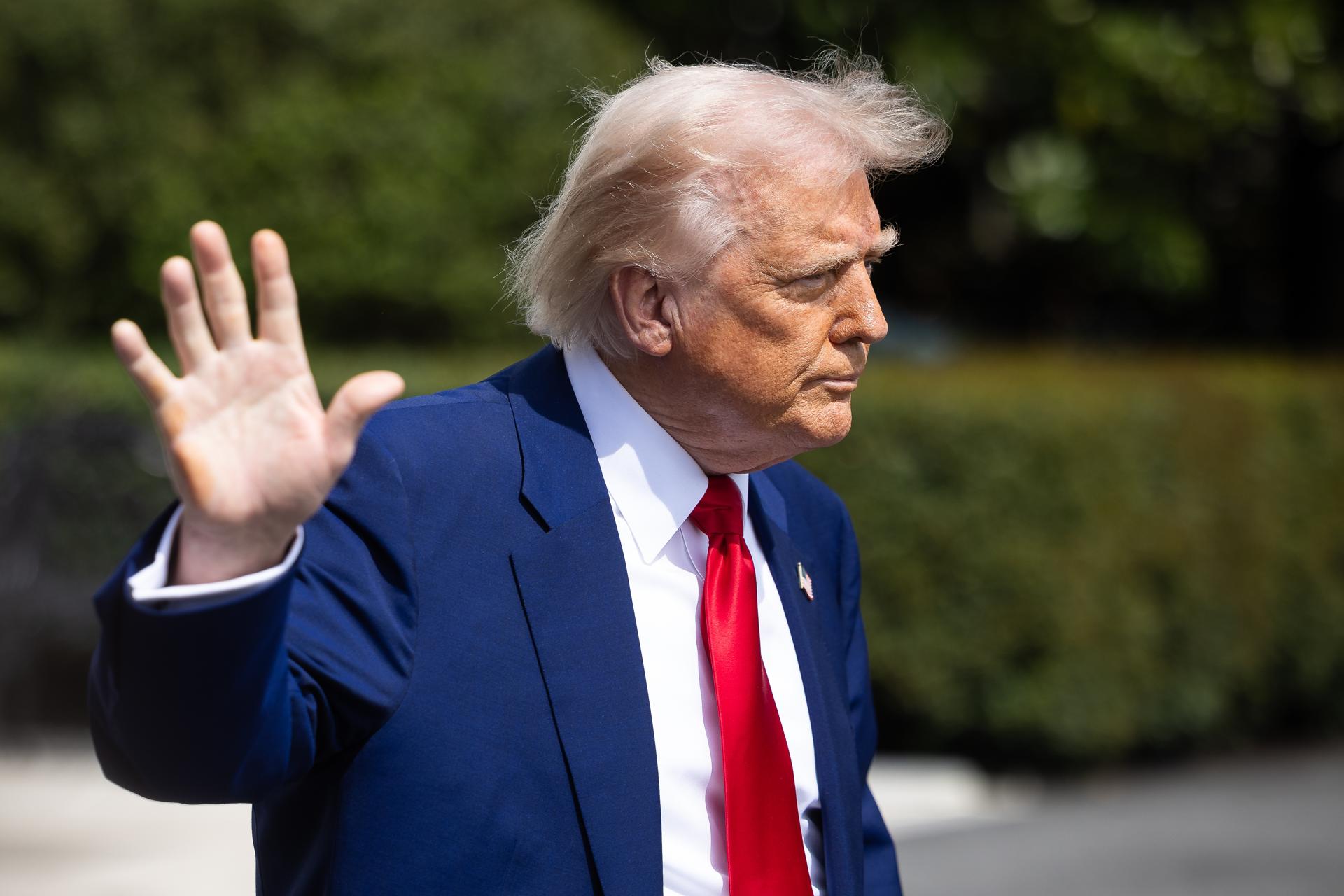 Trump pide al Supremo que levante la pausa a las expulsiones de migrantes venezolanos a El Salvador