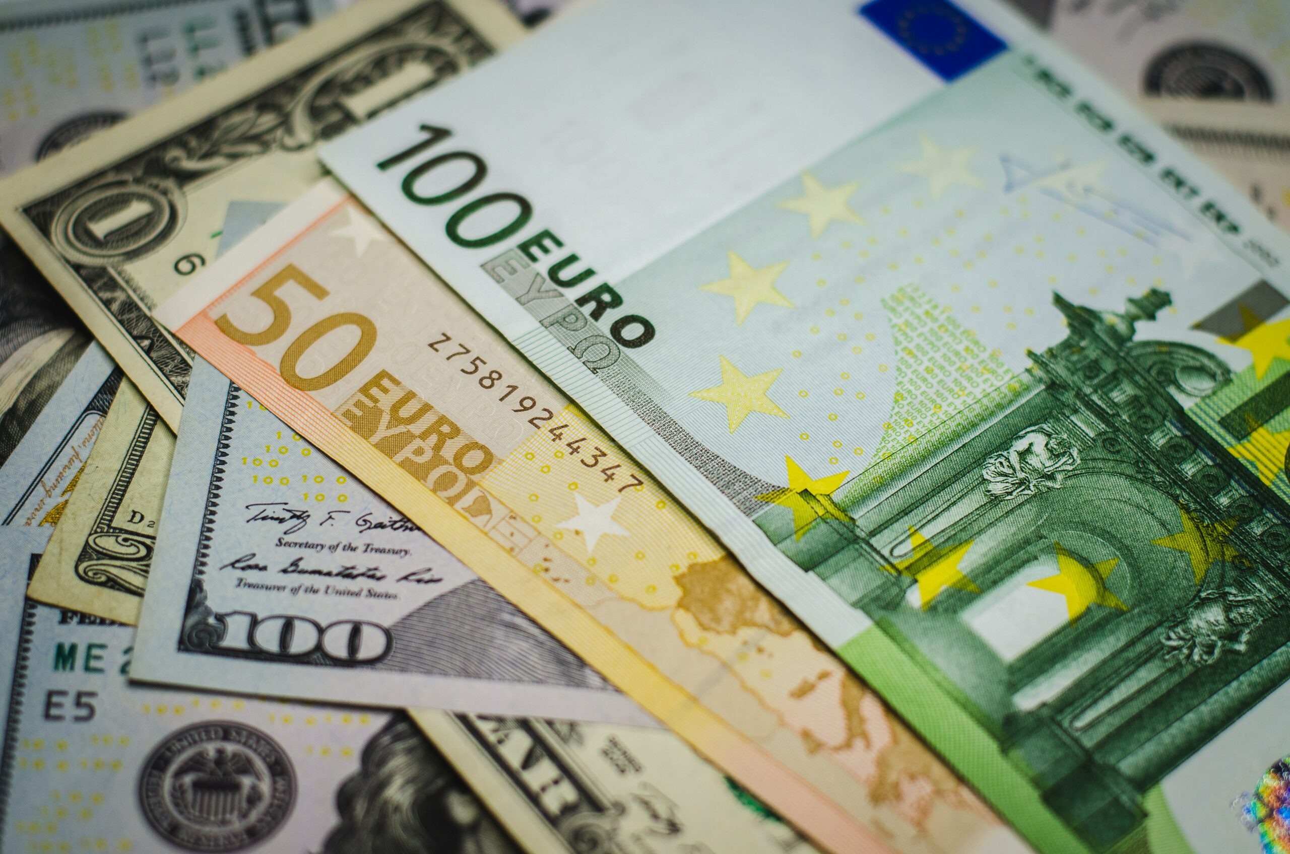 El euro se disparó este jueves por encima de 1,11 dólares por los aranceles de Trump