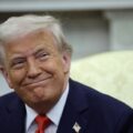 La Corte Suprema de EEUU ordena a la administración Trump suspender, de forma temporal, las deportaciones de migrantes venezolanos a El Salvador