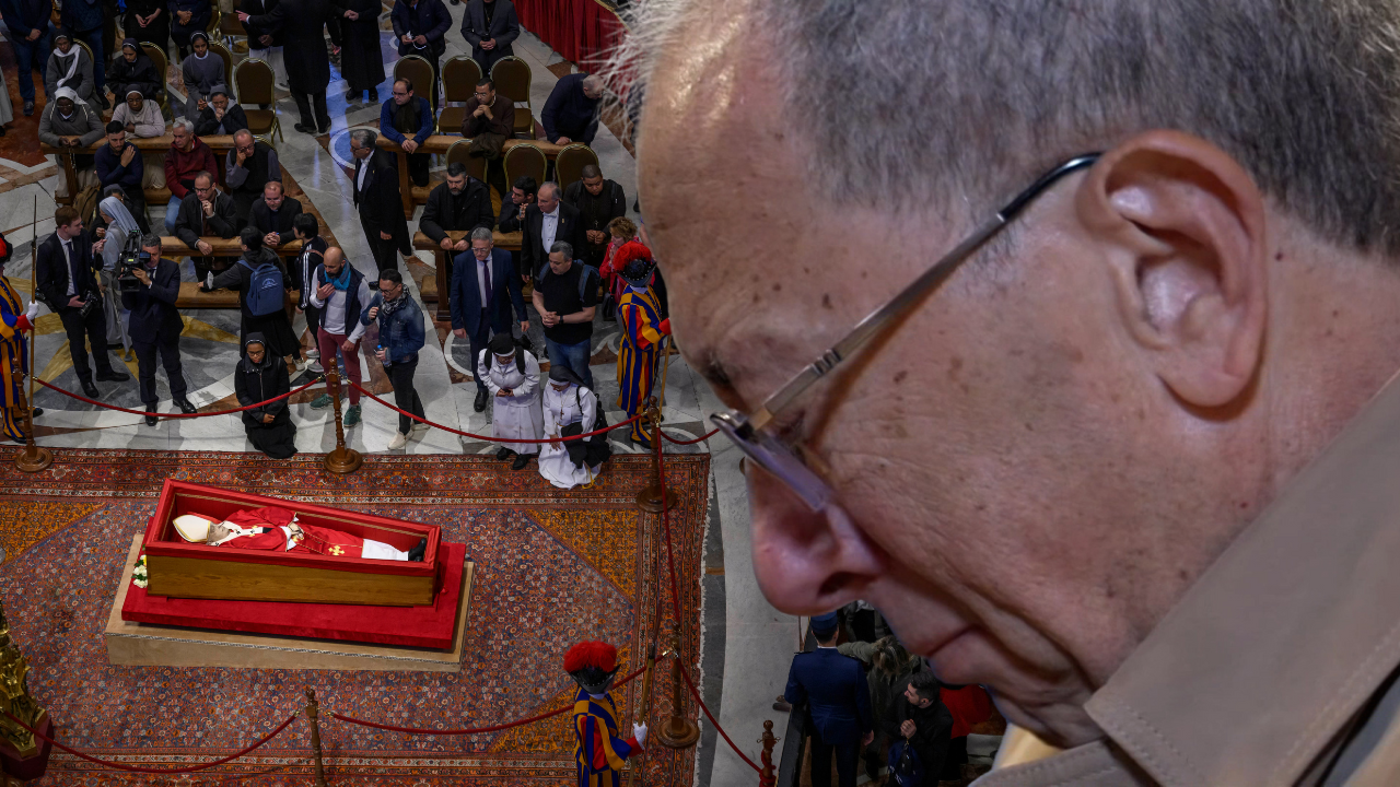 Periodista José Levy rompe en llanto durante su visita a la capilla ardiente del papa Francisco