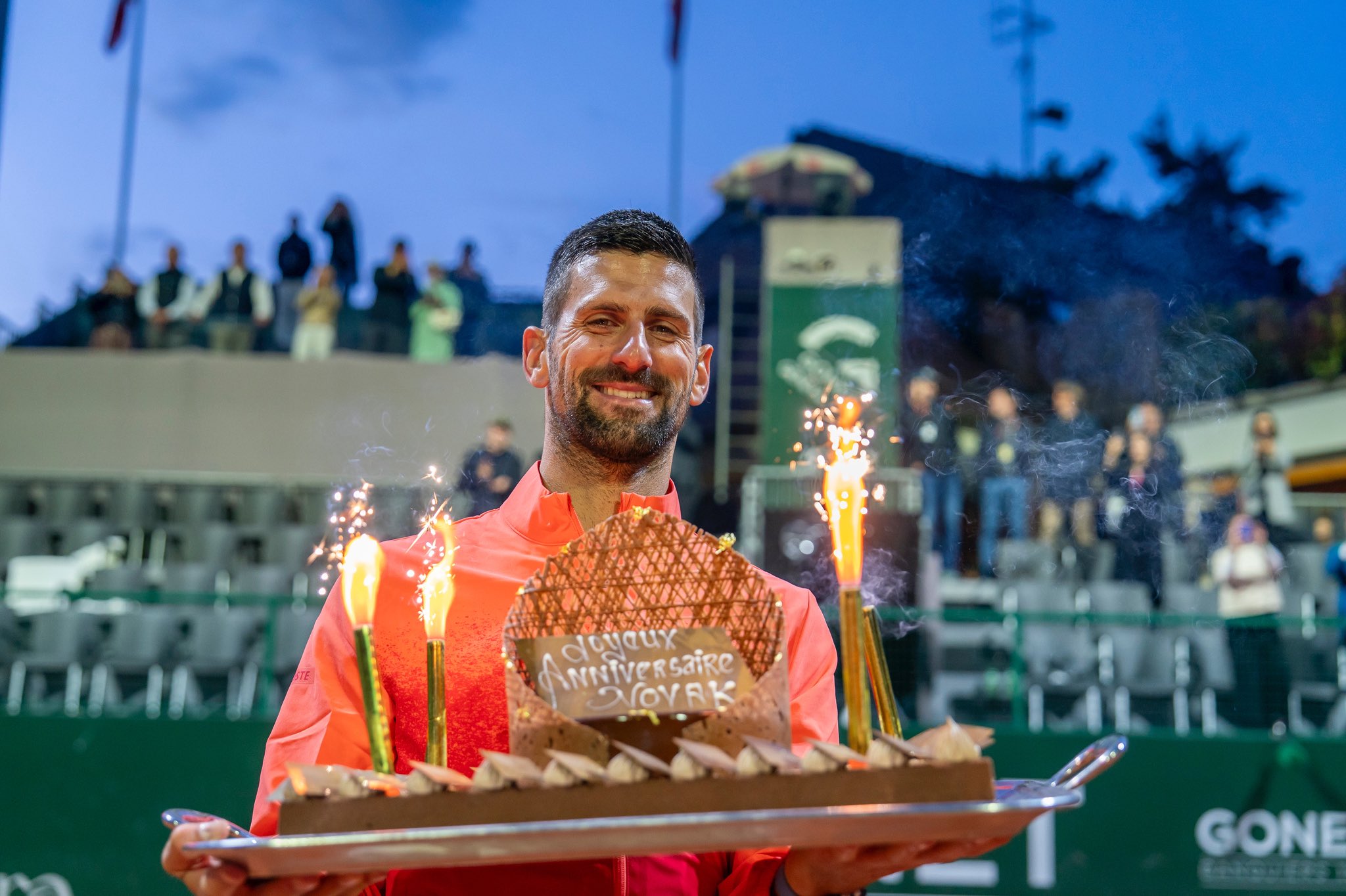 Novak Djokovic triunfa en el día de su cumpleaños
