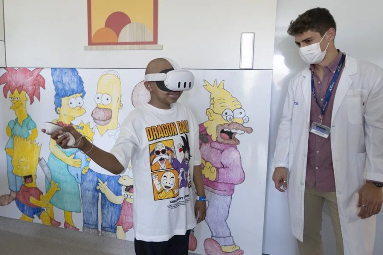 La realidad virtual y el Barça ayudan a los adolescentes ingresados a «salir» del hospital