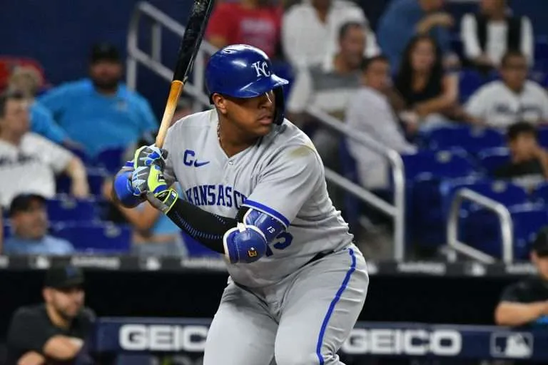 Salvador Pérez conectó cuadrangular y superó a Jorge Posada en lista histórica