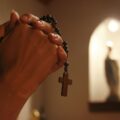 El significado del Novenario y por qué debe rezarse para el descanso eterno