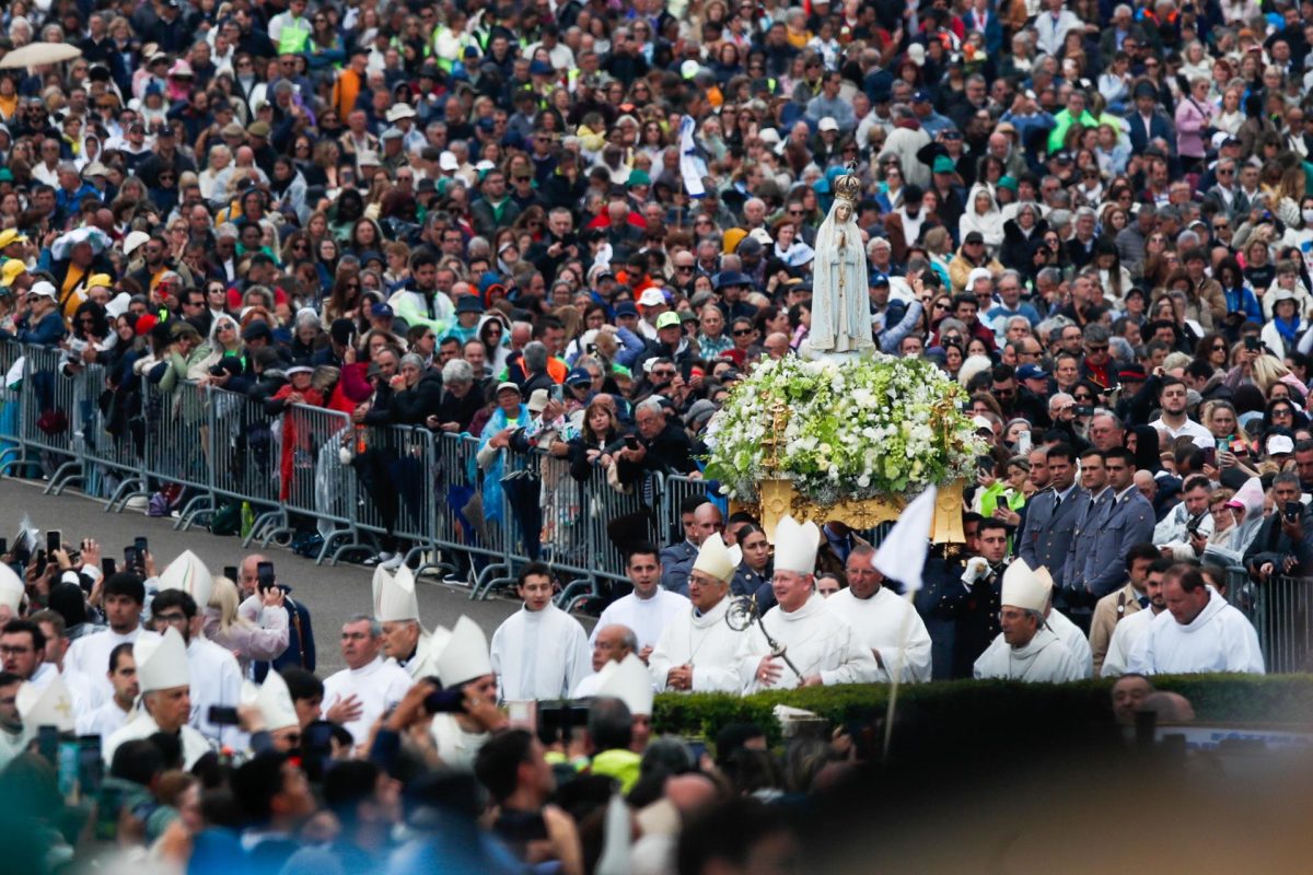 Fieles recuerdan a Francisco en el santuario de Fátima en Portugal y oran por el papa León XIV