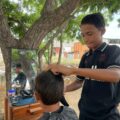 Yanier Medina, el barbero más joven de Maracaibo: Ayuda a su familia cortando pelo debajo de un árbol