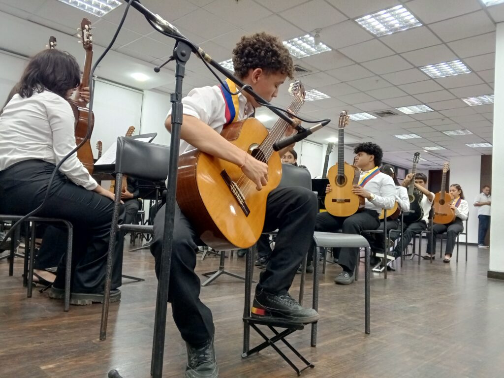 Juguete Niño 3 Años Juego De Pesca Musical Para Niños - 24 Peces Y 5 Cañas  Con Música Y Luces Pokemon Etb, image size:1024x768