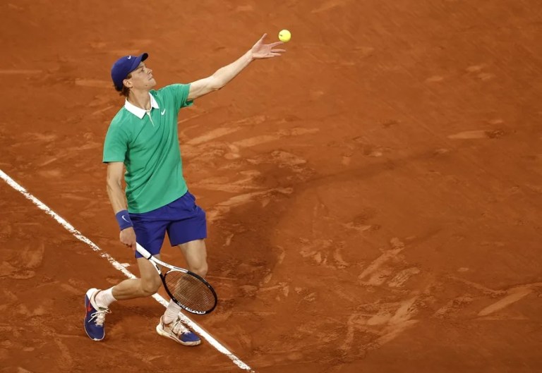 Sinner arrolla a Rublev y accede a cuartos de final en Roland Garros