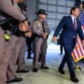 Gobernador de Florida manifiesta que podría ser legal atropellar manifestantes