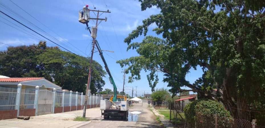 Corpoelec recuperó estructuras eléctricas afectadas por lluvias en Lagunillas
