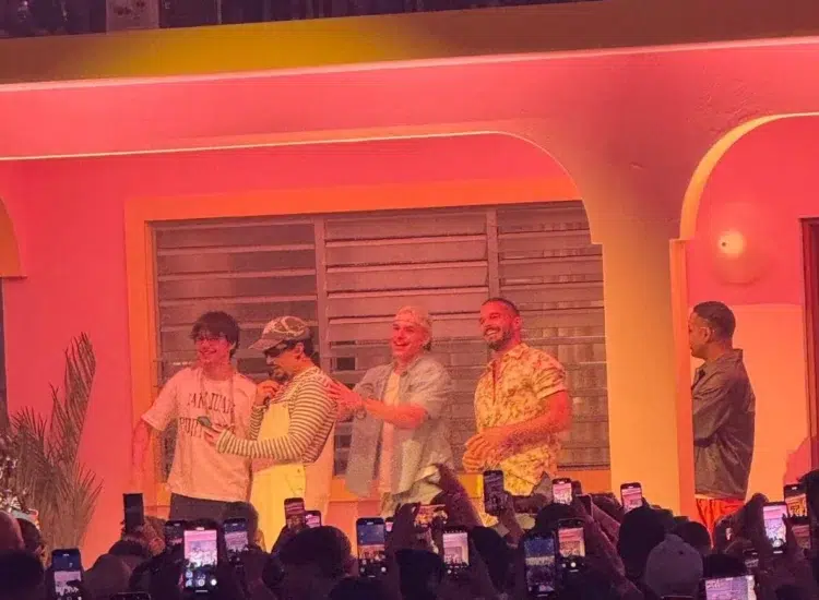 Ricky Martin y sus hijos fueron la sorpresa de la noche en la ‘Residencia de Bad Bunny’