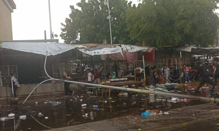 Calles inundadas y postes caídos dejó el chubasco en Maracaibo este martes 29-Jul