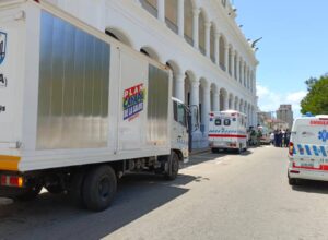 Gobernador Luis Caldera entrega nueve ambulancias para el sistema hospitalario del estado Zulia