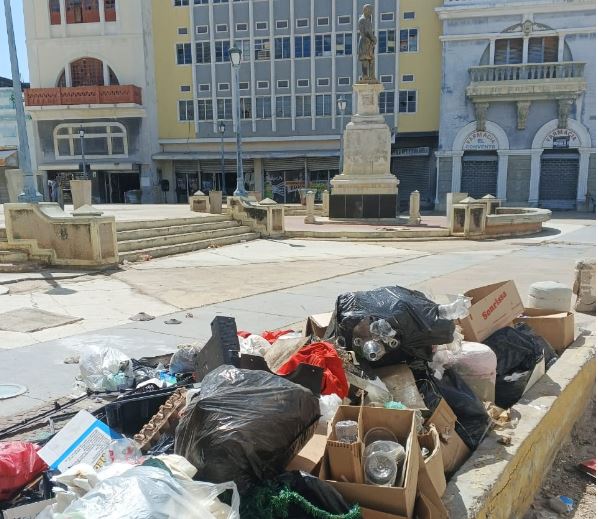 A la Plaza Baralt le falta orden y limpieza: La basura está en su pedestal