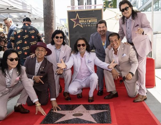 Los Bukis reciben estrella en el Paseo de la Fama de Hollywood y la dedican a los mig