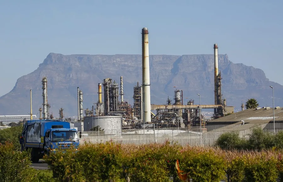 OPEP+ decidió aumentar su bombeo en 548 mil barriles diarios de crudo