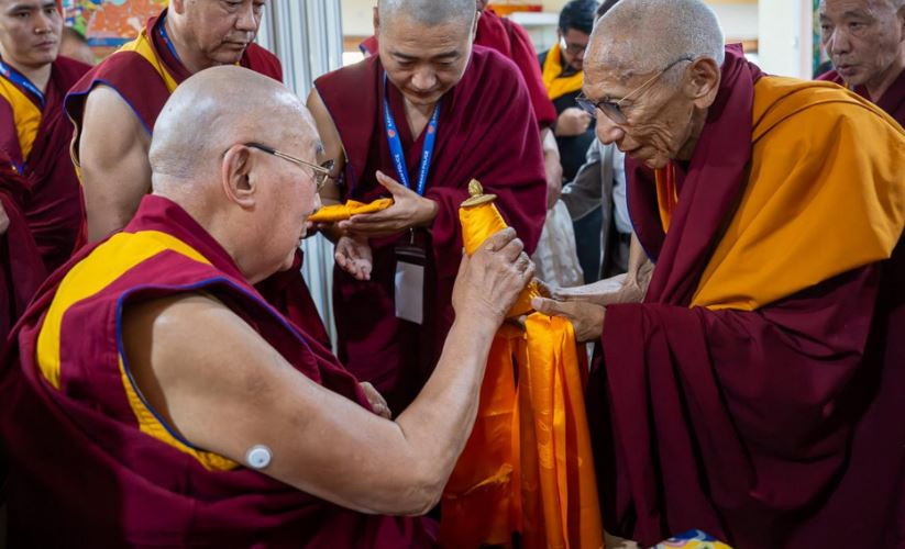 El líder espiritual tibetano Dalái lama llegó a frontera de India con China en medio de las presiones por hallar sucesor