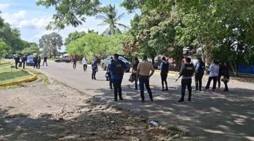 Movimiento policial en lugar del ataque en el que falleció un militar y uno de los elincuentes-