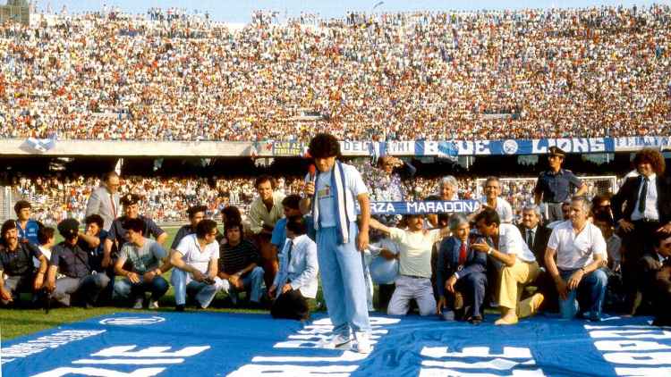 Se cumplen 41 años de la presentación de Maradona en el Napoli
