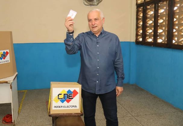 Gustavo Fernández ejerció su derecho al sufragio: "Todo El pueblo del Zulia tiene que salir a votar"