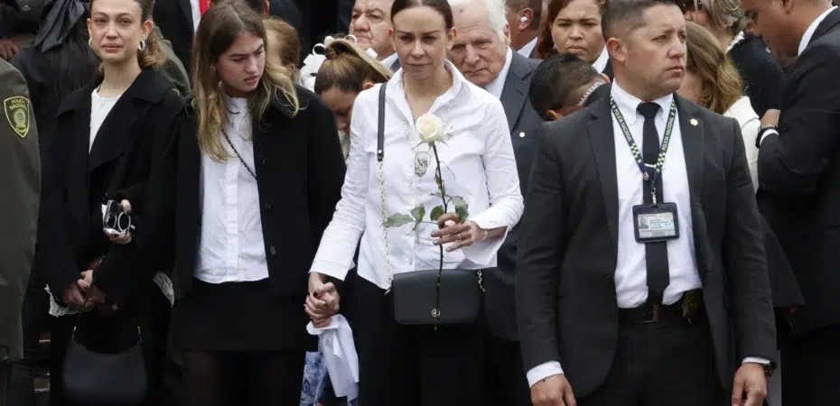 María Claudia Tarazona, viuda de Miguel Uribe Turbay se solidariza con las familias de los policías asesinados en atentado