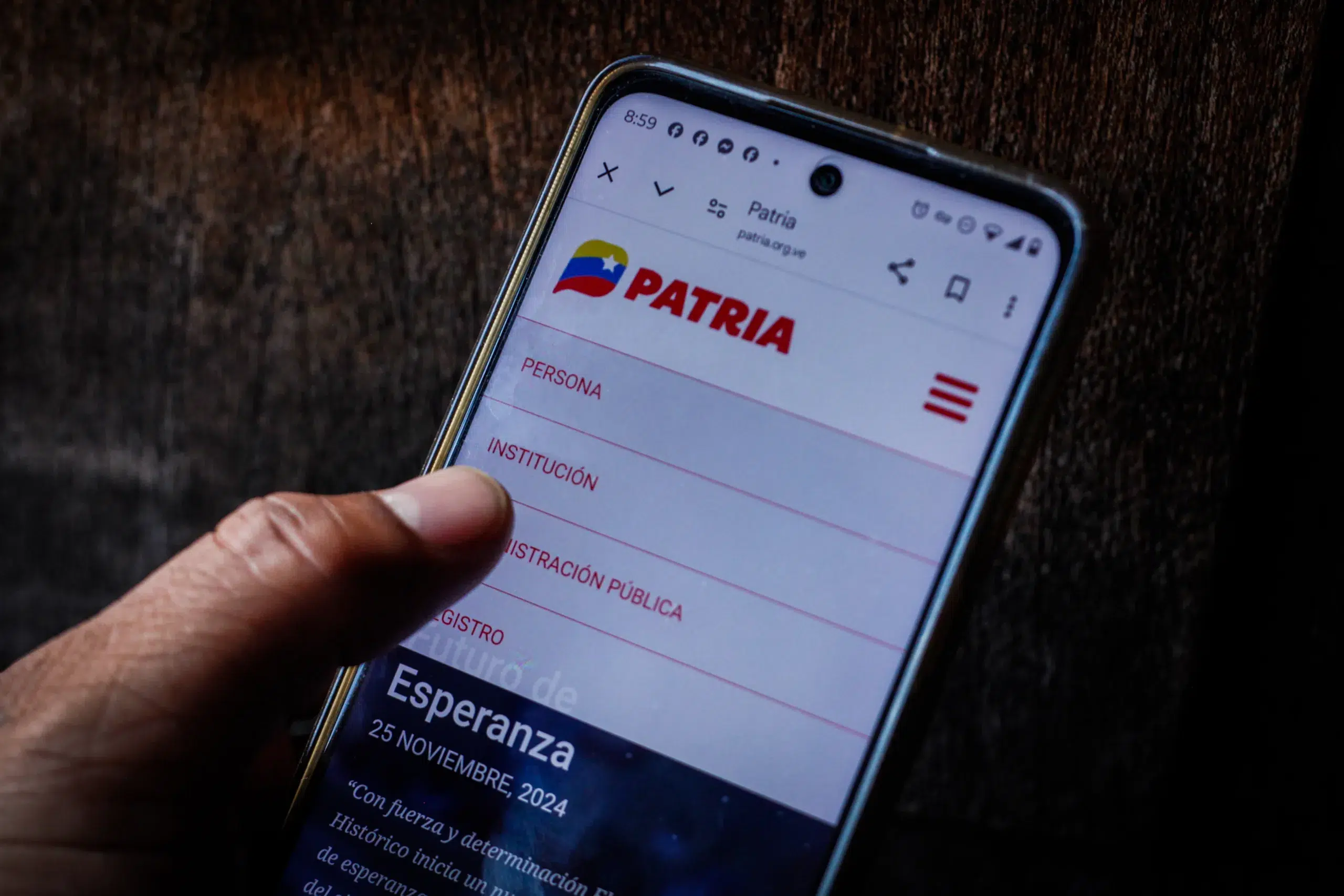 Pensionados reciben pago mensual y Bono de Guerra Económica este lunes