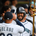 Eugenio Suárez celebró su regreso a Seattle con el jonrón número 37 de la temporada