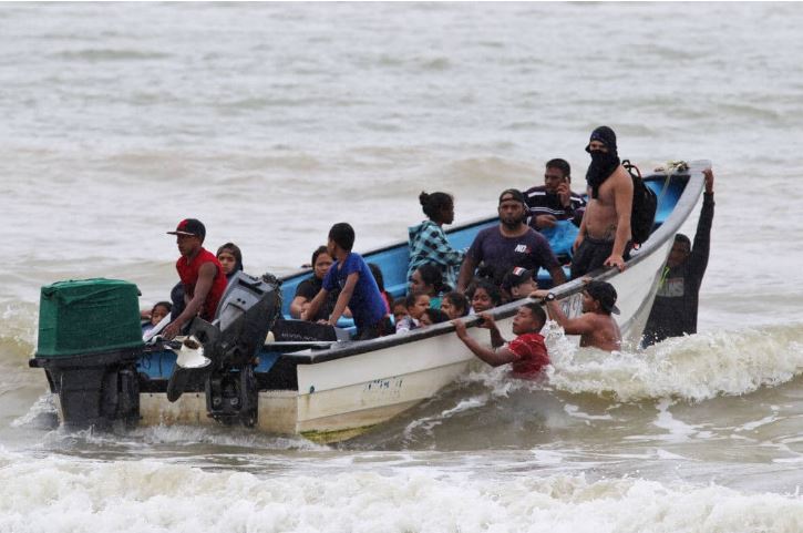 Autoridades de Trinidad y Tobago detuvieron a 20 migrantes venezolanos a bordo de una embarcación, entre ellos ocho menores
