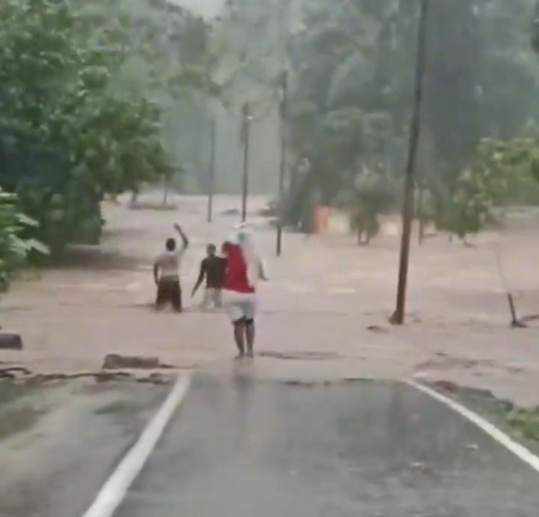 Fuertes lluvias causan derrumbes y desbordamientos vía Ocumaré de la Costa
