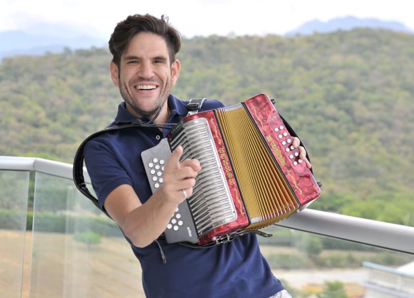 Juancho de la Espriella estalla contra festivales vallenatos: “Todo es una rosca de plata, favores y arreglos debajo de la mesa”