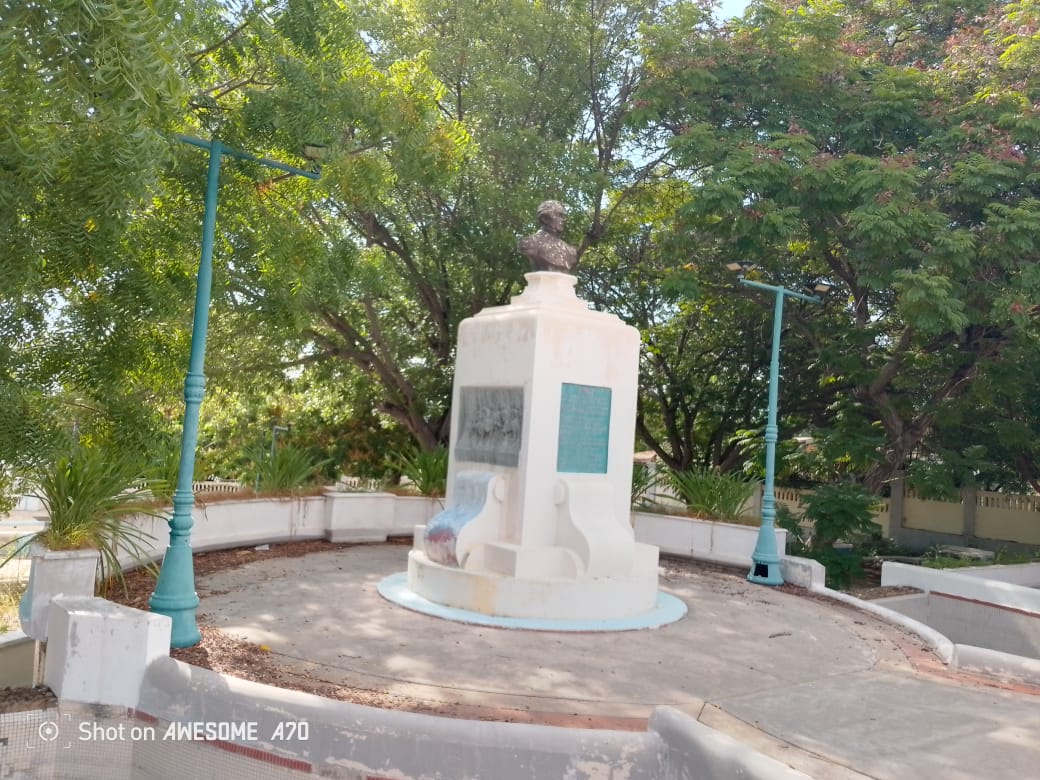 La placita Paez está falta de cariño En Bella Vista a la entrada del populoso sector de Santa Lucía está la plaza Paez de Maracaibo, mejor conocida como La Placita Paez. Con su busto y esculturas de animales propios de la fauna regional como caimanes y un enorme oso. Muchos también la conocen como La plaza del oso que está al margen izquierdo de una pequeña concha con plataforma para teatros y retretas. En esta visita se observa que está un poco desatendida y pide a gritos limpieza y una remodelación. Según la IA Geminis: "La historia de la Plaza Páez en Maracaibo está ligada al General José Antonio Páez, una figura clave en la independencia y la historia de Venezuela. Aunque la información disponible es un tanto fragmentada y a veces se confunde con otras plazas del mismo nombre en el país, aquí te presento un resumen de su historia: Función social: Como muchas plazas en Maracaibo, la Plaza Páez ha sido un espacio de encuentro y recreación para los ciudadanos. A lo largo del tiempo, ha sido un lugar donde se han manifestado diversas realidades sociales. Dedicación y Origen: La plaza está dedicada a José Antonio Páez, conocido como "El Centauro de los Llanos", quien fue un destacado prócer de la independencia y el primer presidente de Venezuela tras la separación de la Gran Colombia. Construcción e Inauguración: La construcción de la plaza en Maracaibo se remonta a 1937. A diferencia de otras plazas de Maracaibo con orígenes más antiguos, esta es una adición del siglo XX al paisaje urbano de la ciudad. Elementos distintivos: Se sabe que la plaza cuenta con una estatua de José Antonio Páez. Además de esta efigie, la plaza se caracteriza por tener esculturas de animales, como osos y caimanes, que representan la fauna del estado Zulia. Por esta razón, también es conocida popularmente como la "Plaza del Oso". El monumento principal de la plaza tiene grabados que representan batallas en las que participó Páez durante la Guerra de Independencia. Con recursos de internet. JC
